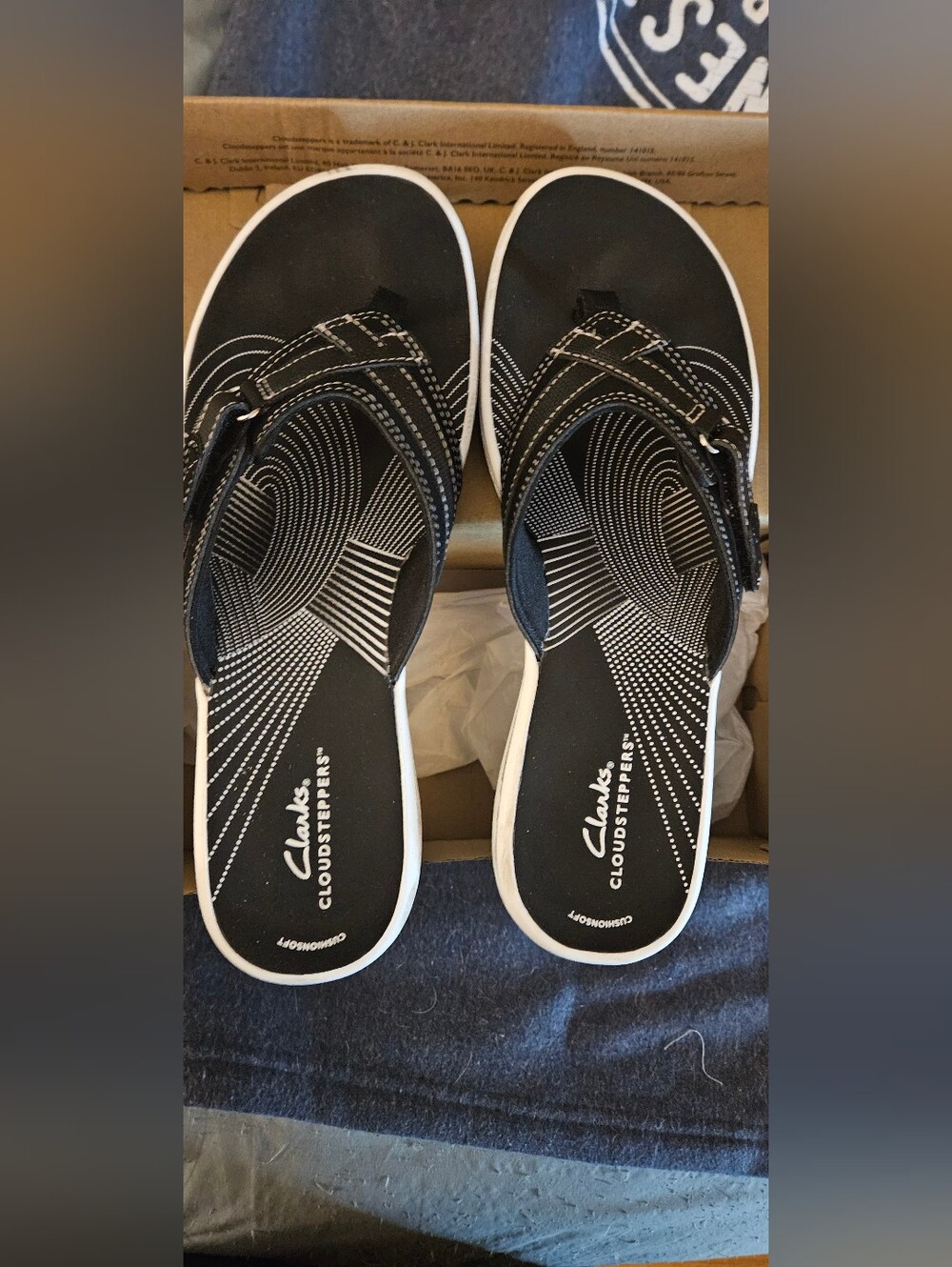 Clarks Black and White Cloud Steppers Thong Sandals
